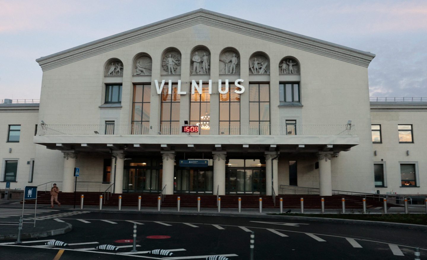 Small hot-air balloons smuggling tens of thousands of cigarette packs force Lithuania to close Vilnius Airport for hours